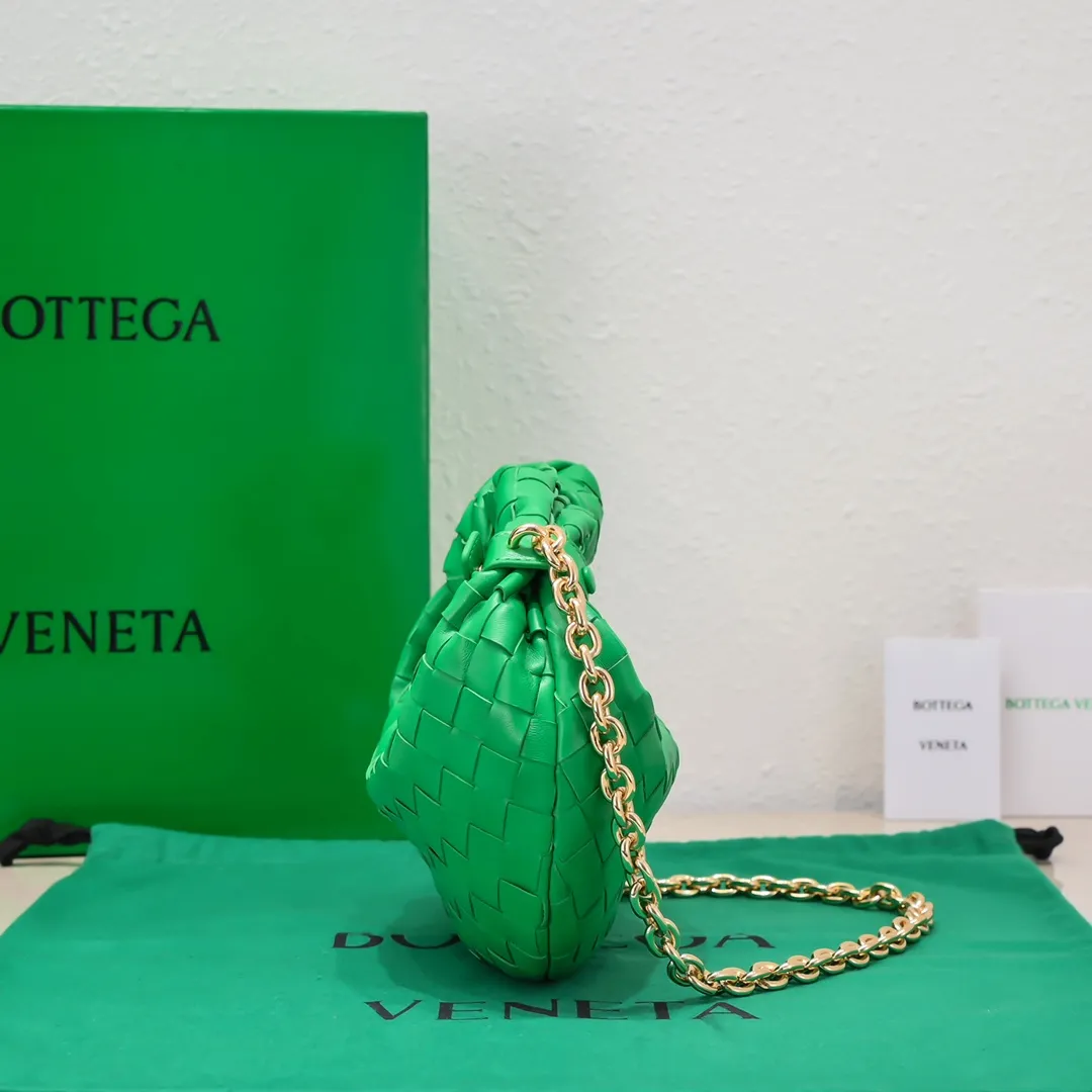 Batch 1220 Ready Stock/Parrot Green Hello everyone, I have a new name, it’s called chain jodie. Jodie’s chain clause ~ can finally be carried on the shoulder. It is based on the original bag type and adds a chain shoulder strap, and it is detachable! It's equivalent to spending one dollar to buy two bags. As the ace cutie of BV family, I really have no choice but to buy one! This bag of ours is really the same as ZP. You can wear it with a small amount of money~ Original sheepskin➕all steel hardware 28×23×8cm, model: 6699-9#